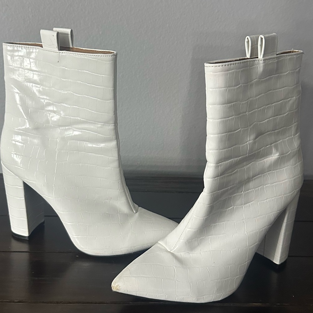 WHITE ANKLE BOOTIES-alter’d state